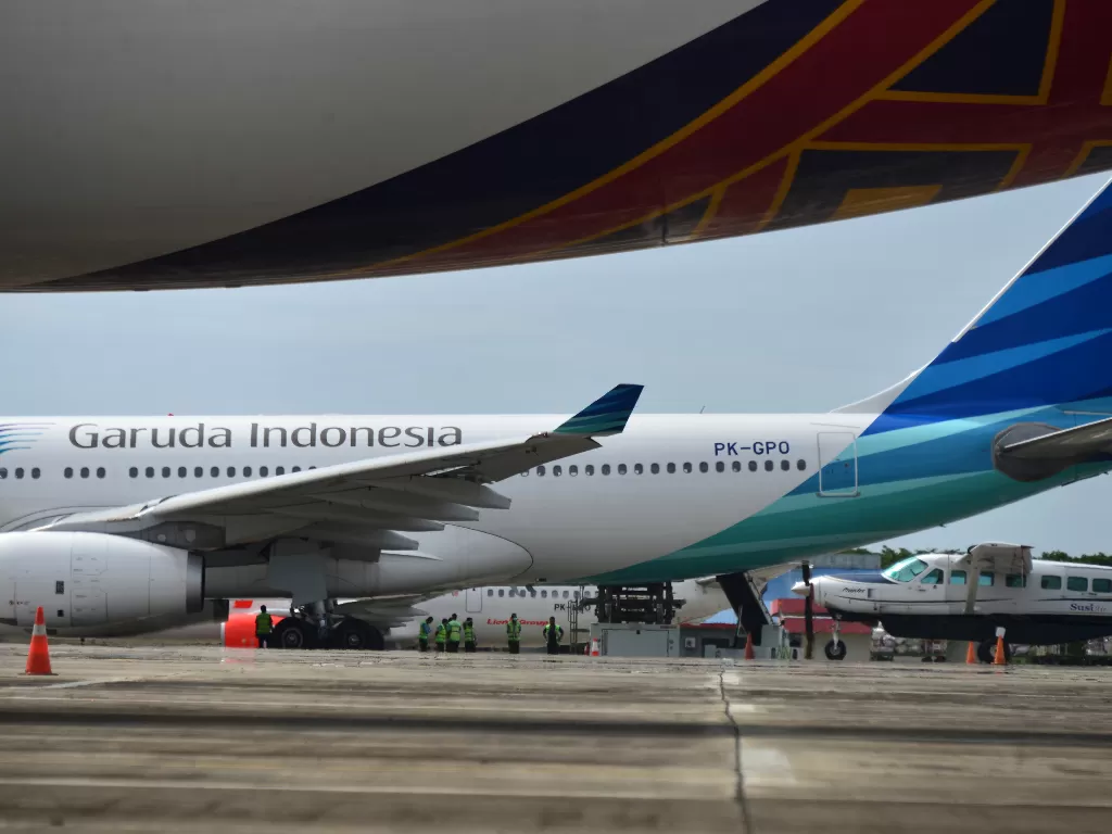 Pekerja membongkar muat kargo dari pesawat Garuda Indonesia. (Foto: ANTARA/Ampelsa)