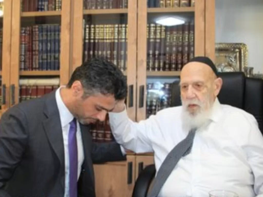 Rabbi Shalom Cohen (kanan), Mohammad Al Khajah (kiri). (Twitter/@bughanim73_q)