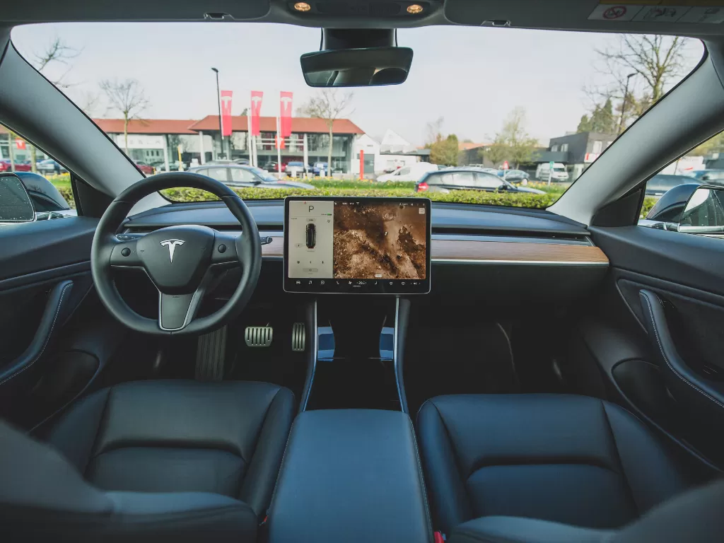 Tampilan interior dari mobil listrik Tesla (photo/Unsplash/Bram Van Oost)