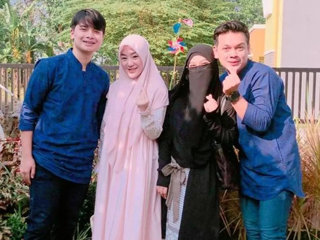 Natta Reza bersama dengan Alvin Faiz dan Larissa Chou serta Wardah Maulina. (Instagram/@natta_reza)