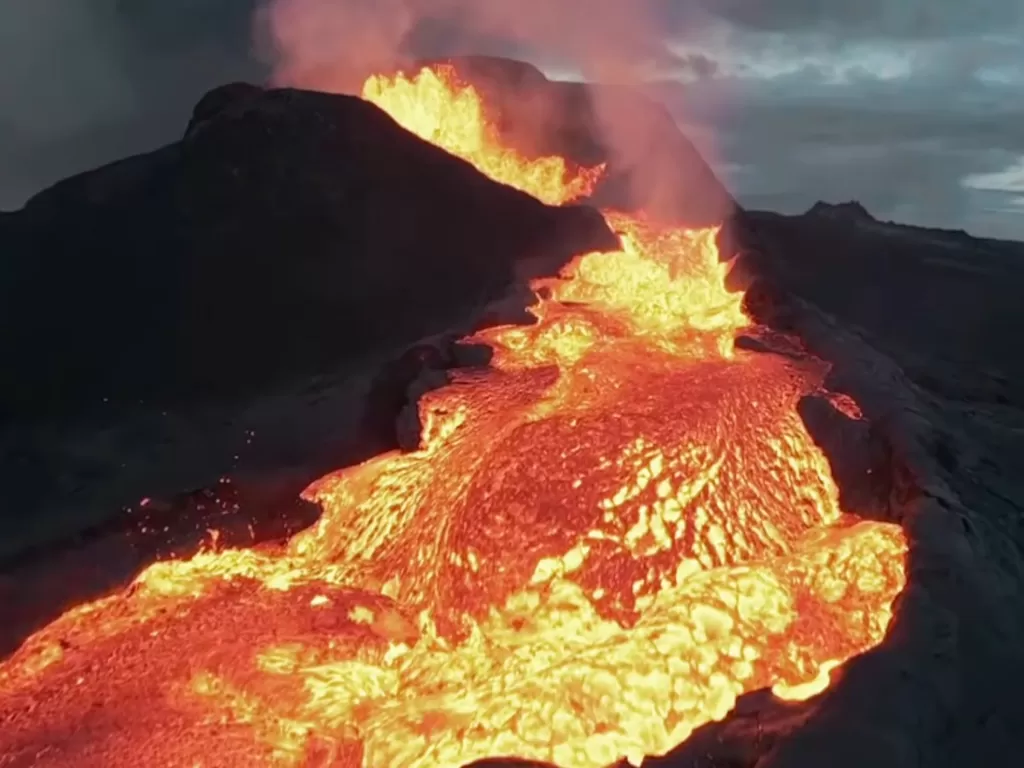 Video gunung berapi di Islandia dari drone seorang YouTuber. (Photo/YouTube/Joey Helms)