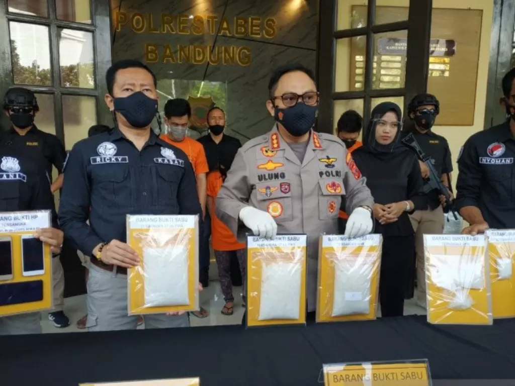 Polisi menunjukkan barang bukti peredaran sabu di Polrestabes Bandung, Kota Bandung, Jawa Barat, Kamis (3/6/2021) (ANTARA/Bagus Ahmad Rizaldi)
