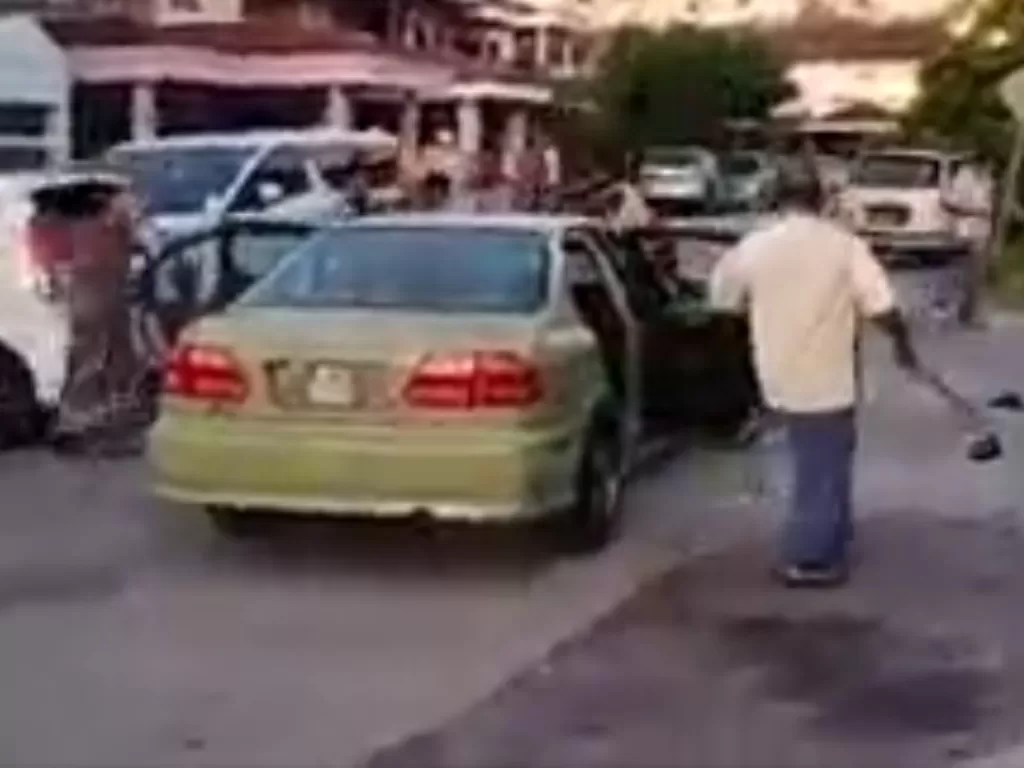 Video pemukulan seorang pria oleh 8 orang. (Photo/Facebook/Info Roadblock JPJ/POLIS)
