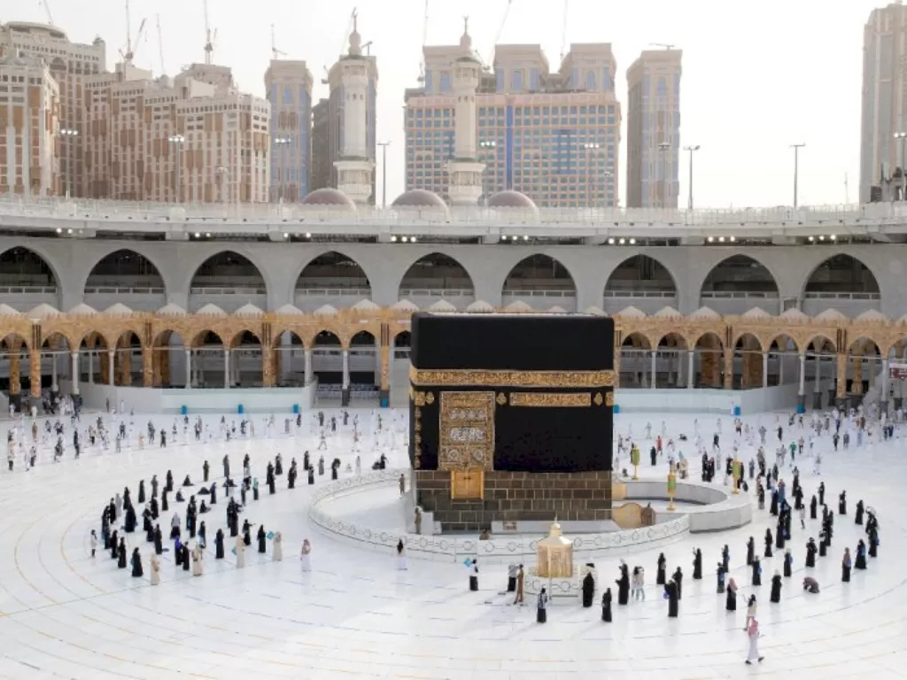 Pemandangan umum menunjukkan Ka'bah sebagai peziarah Muslim menjaga jarak sosial saat melakukan Tawaf terakhir mereka, di kota suci Mekkah, Arab Saudi 2 Agustus , 2020. (Sultan Al-Masoudi/Handout via REUTERS/ilustrasi)
