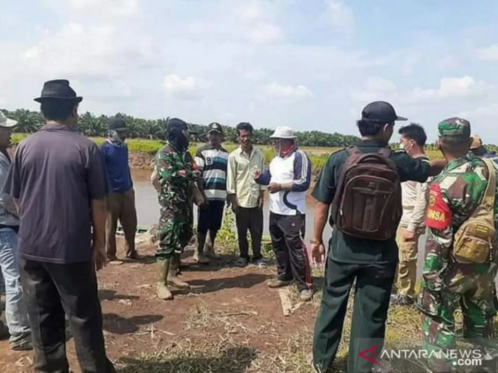 Tim gabungan dan warga masih mencari jasad Karsiti yang diterkam buaya di Desa Ganesha Mukti Jalur 15 Kabupaten Banyuasin, Kamis (3/6) (ANTARA/HO/21)