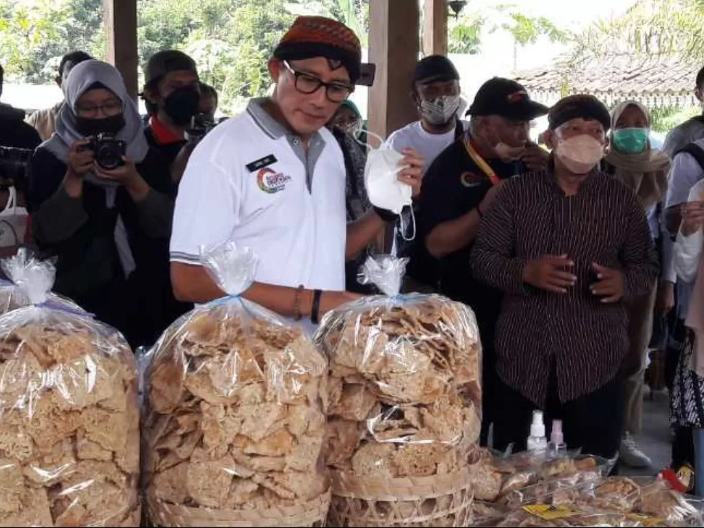  Menteri Pariwisata dan Ekonomi Kreatif Sandiaga Salahudin Uno meninjau salah satu UMKM di Balkondes Candirejo, Kecamatan Borobudur, Kabupaten Magelang. (ANTARA/Heru Suyitno) 