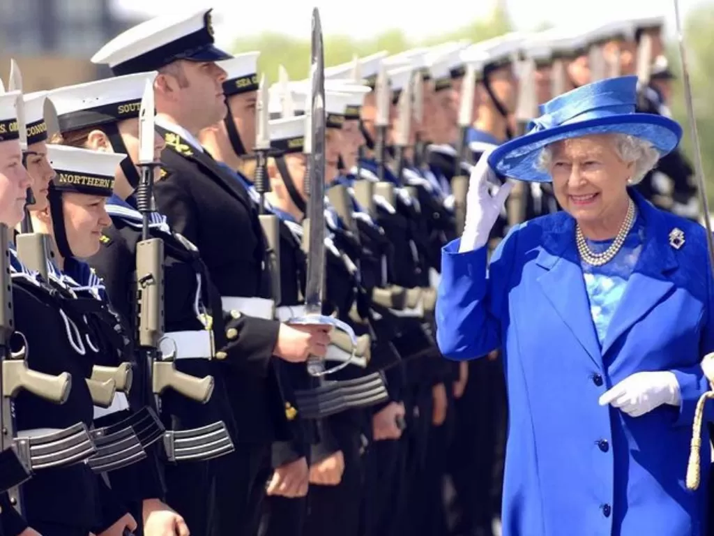 Ratu Elizabeth II saat melakukan kunjungan kerja. (Instagram/@theroyalfamily)