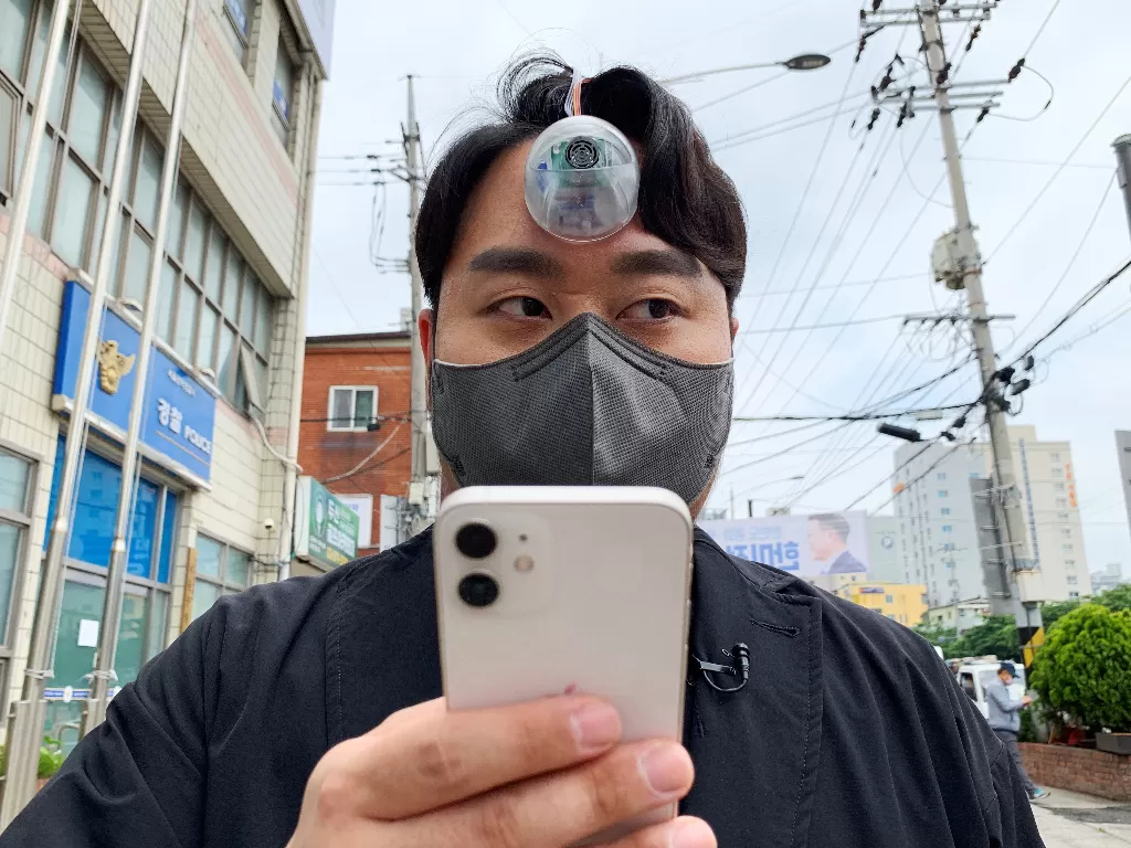 Seorang desainer industri Korea Selatan menciptakan bola mata robot (REUTERS/Minwoo Park)