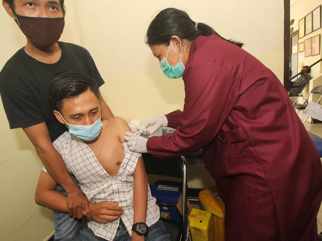 Petugas kesehatan melakukan vaksinasi COVID-19 kepada pekerja sektor pariwisata di Puskesmas Rangkah, Surabaya, Jawa Timur, Rabu (2/6/2021). (ANTARA/Didik Suhartono)