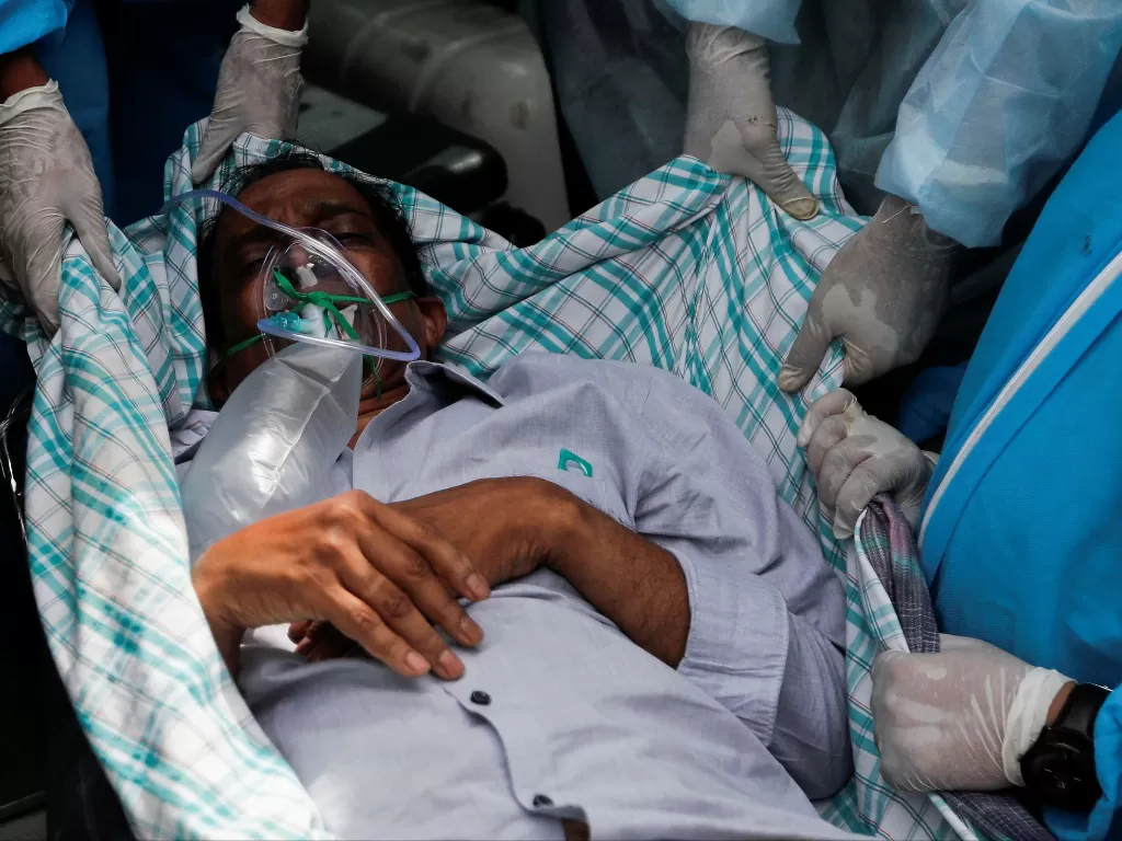Seorang pasien Covid-19 di Mumbai, India. (REUTERS/Francis Mascarenhas)