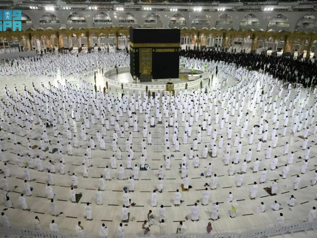 Jemaah menjalankan ibadah salat di Mekkah (Saudi Press Agency/Handout via REUTERS)