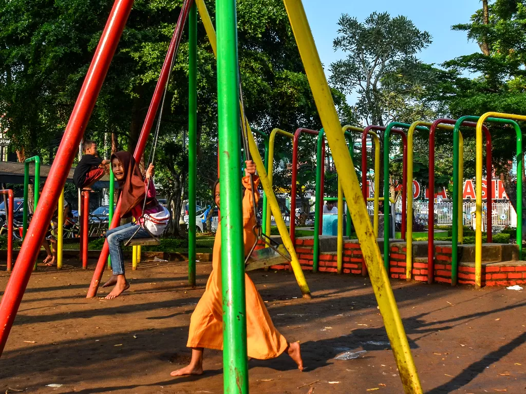 Sejumlah anak bermain di Taman Kota Tasikmalaya (ANTARA FOTO/Adeng Bustomi)
