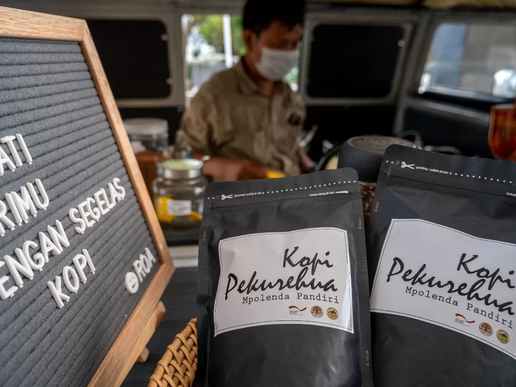 Seorang pelaku usaha memeragakan peracikan kopi (ANTARAFOTO/Basri Marzuki)