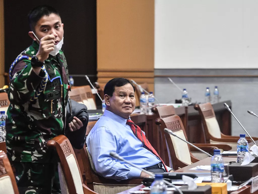 Menhan Prabowo Subianto bersiap mengikuti rapat kerja dengan Komisi I DPR. (ANTARA FOTO/Muhammad Adimaja/nz.)
