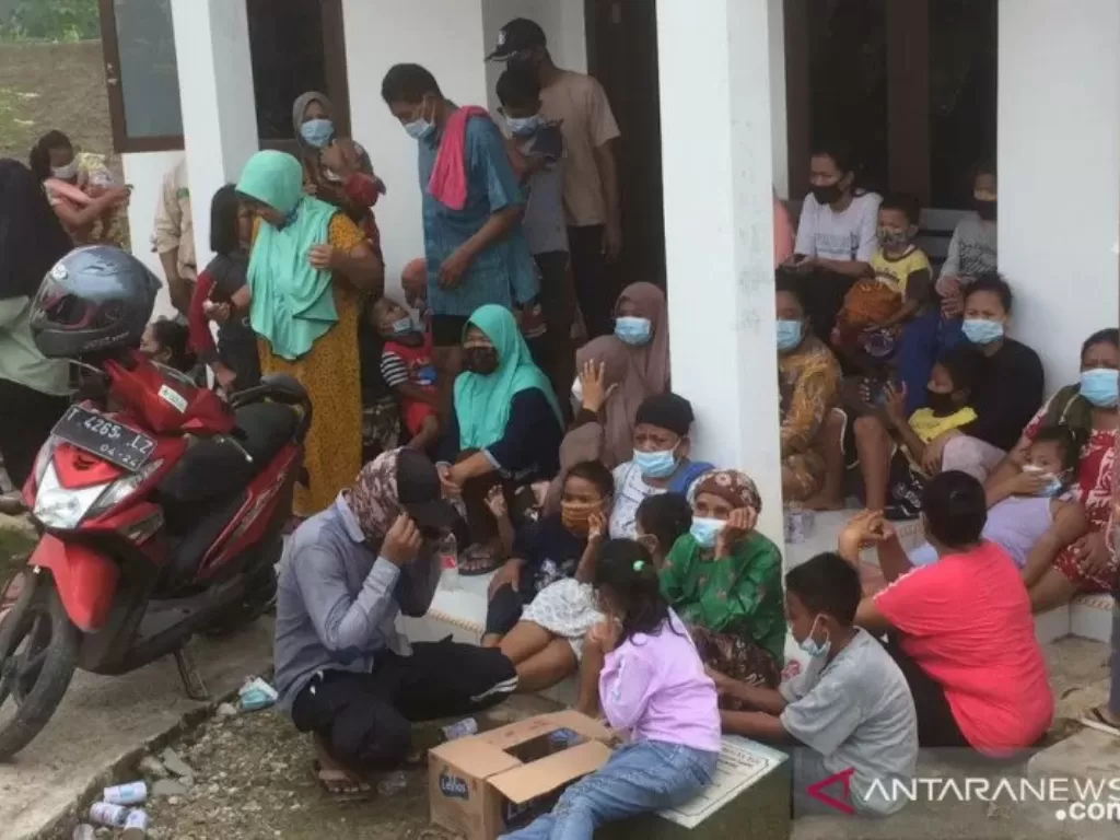 Warga dievakuasi ke kantor desa akibat peristiwa bocornya pipa gas PT Pindo Deli di Karawang, Jawa Barat, Kamis (3/6/2021). (photo/ANTARA/Ali Khumaini)