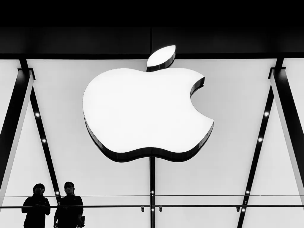 Tampilan logo Apple di salah satu Apple Store (photo/Unsplash/Zhiyue Xu)