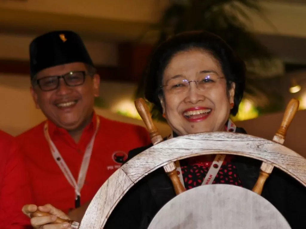 Ketua Umum PDIP Megawati Soekarnoputri (kanan) didampingi Sekjen Hasto Kristiyanto. (ANTARA FOTO/Aditya Pradana Putra).