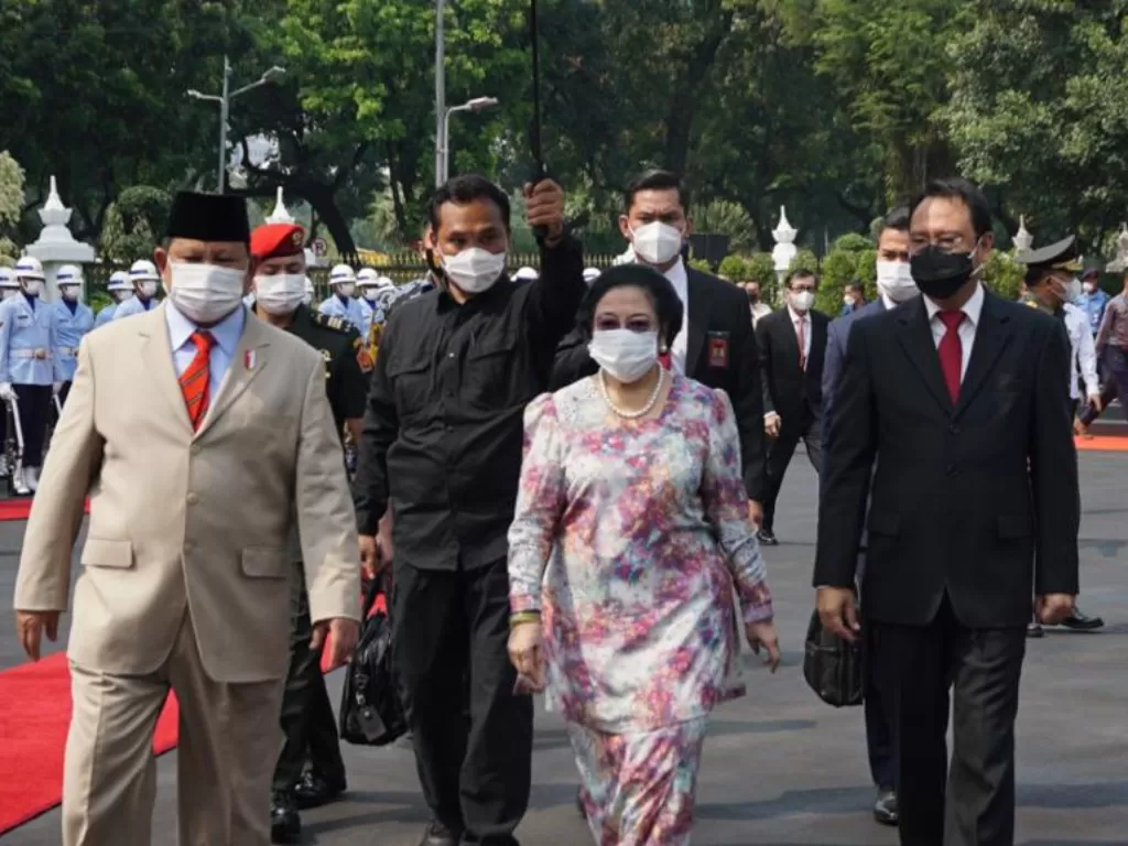 Megawati Soekarnoputri dan Menteri Pertahanan Prabowo Subianto meresmikan patung Presiden Soekarno naik kuda di depan Gedung Kementerian Pertahanan, Jakarta Pusat, Minggu (6/6/2021). (Dok. PDIP)