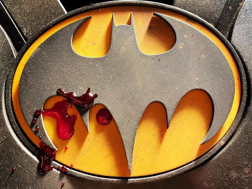 Logo Batman berdarah (Instagram/andy_muschietti)