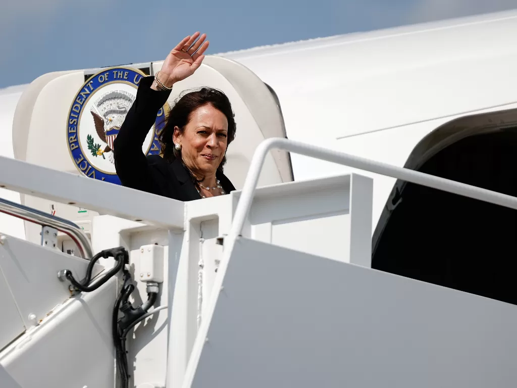 Kamala Harris melambaikan tangan setelah pesawat kembali dengan selamat (REUTERS/Carlos Barria)