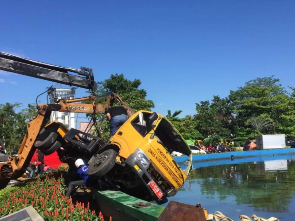 Satuan Lalu Lintas Kepolisian Resort Kota Pontianak, Kalimantan Barat saat ini melakukan penyelidikan penyebab sebuah truk pengangkut sampah masuk kolam air mancur Bundaran Digulis Untan Pontianak. (ANTARA/Yunita)