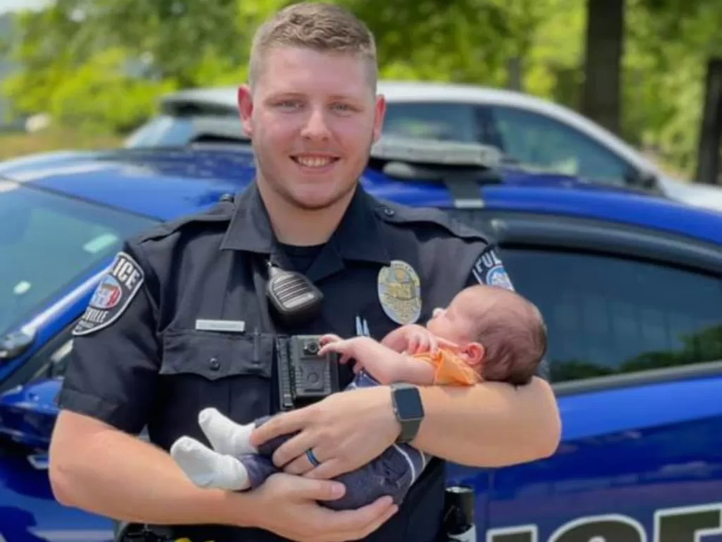 Polisi yang berhasil menyelamatkan bayi 3 minggu setelah tersedak obat. (Pottsville Police Department)