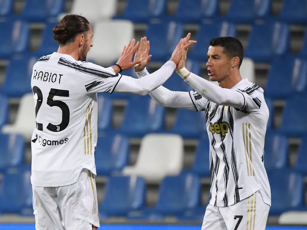 Cristiano Ronaldo dan Adrien Rabiot saat membela Juventus (REUTERS/Alberto Lingria)