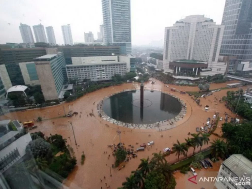 Kawasan Bunderan Air Mancur Tugu Selamat Datang yang terendam banjir di Jakarta Pusat. (Foto: ANTARA/Widodo S Jusuf)