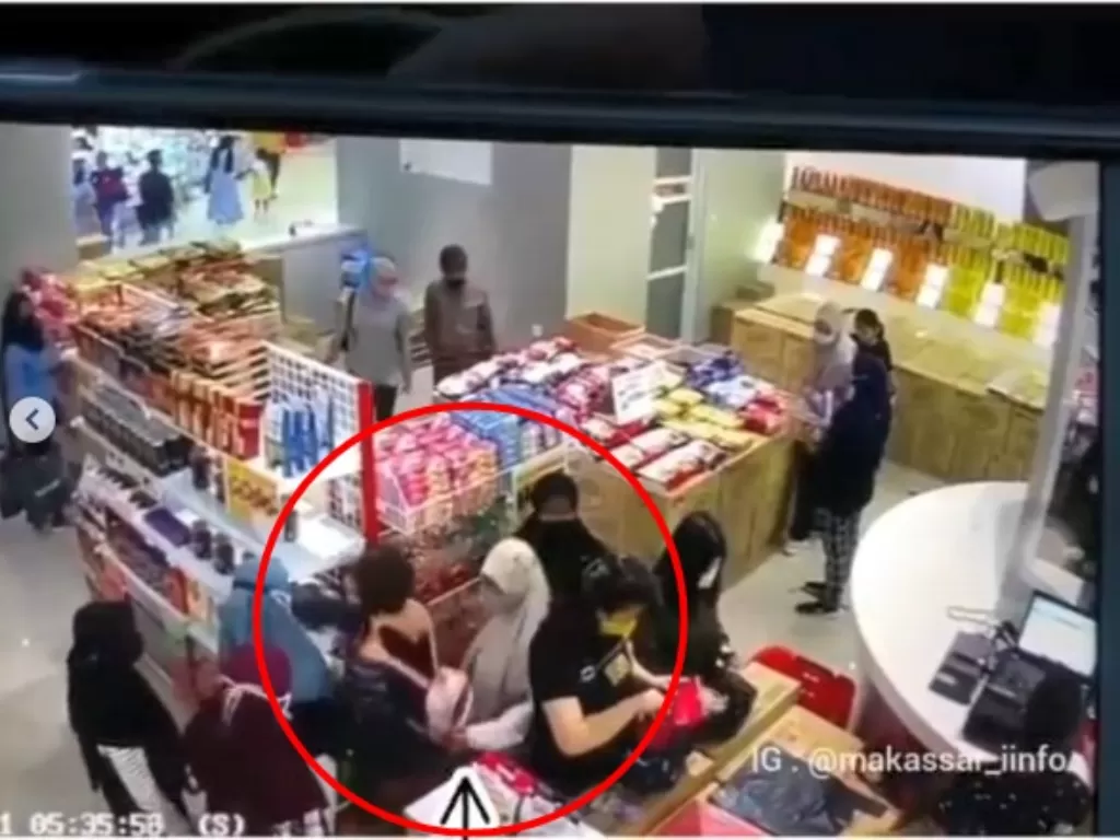 Wanita terekam CCTV mencuri di swalayan di Makassar (Instagram/makassar_inffo)