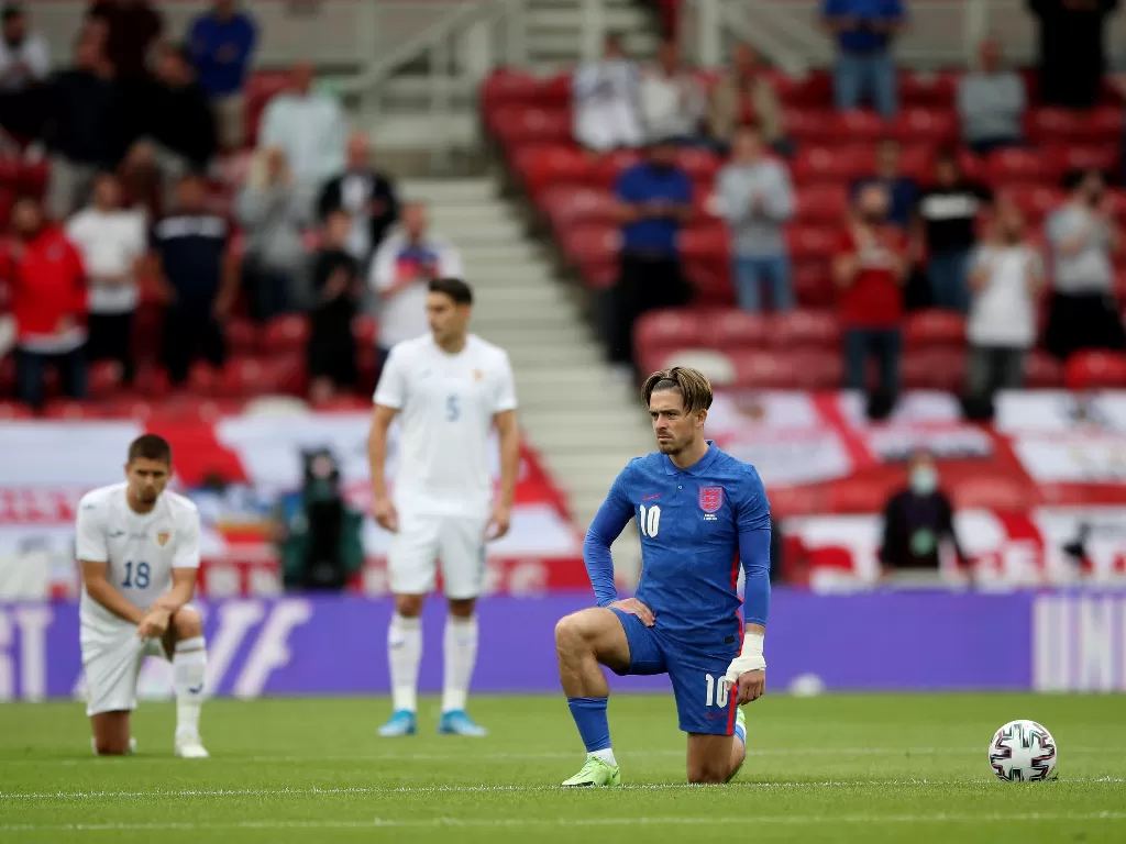 Bintang Timnas Inggris, Jack Grealish berlutut (Pool via REUTERS/Nick Potts)