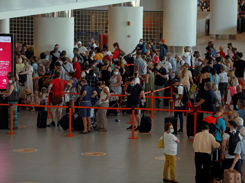 Wisatawan yang memenuhi bandara Faro. (REUTERS/Pedro Nunes)