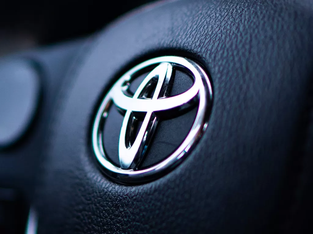 Tampilan logo Toyota di salah satu mobil buatannya (photo/Unsplash/Christina Telep)