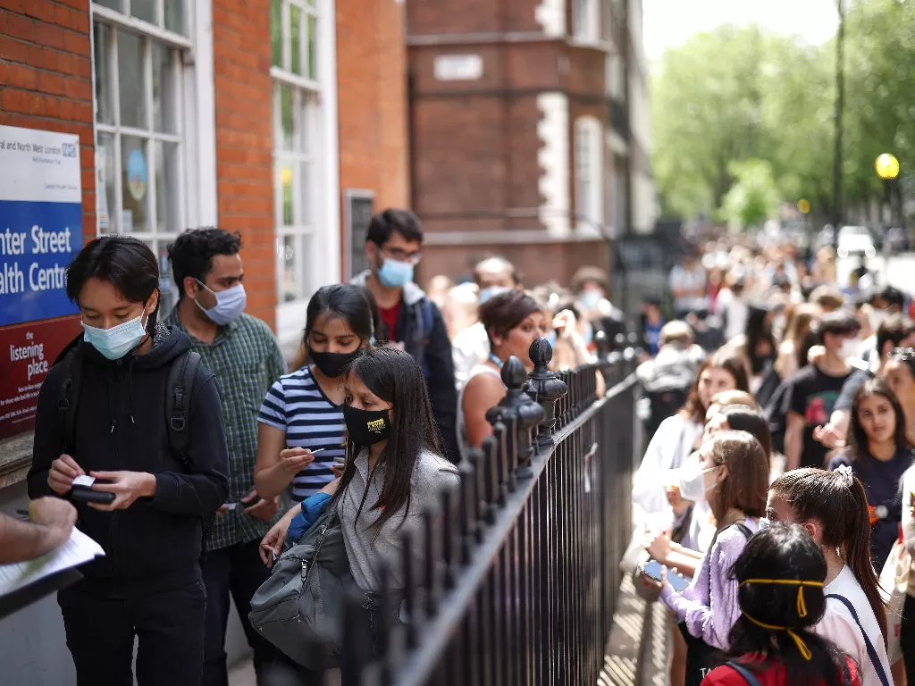 Orang-orang di Inggris menanti vaksin (REUTERS/Henry Nicholls)