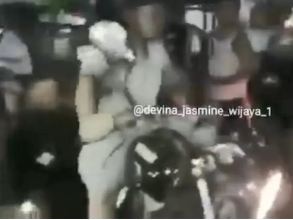 Jenazah dibawa menggunakan motor roda tiga lantaran keluarga tak mampu bayar uang sewa ambulans (Instagram/devina_jasmine_wijaya_1)