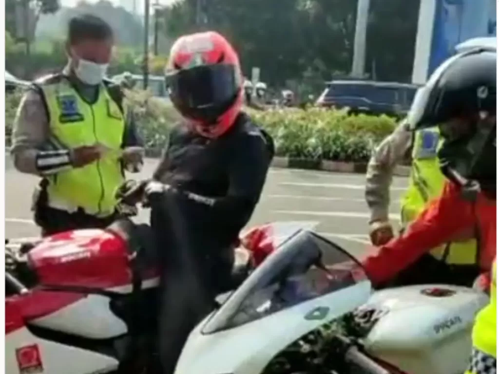 Motor gede ditilang polisi di Senayan viral (Instagram/@tmcpoldametro)