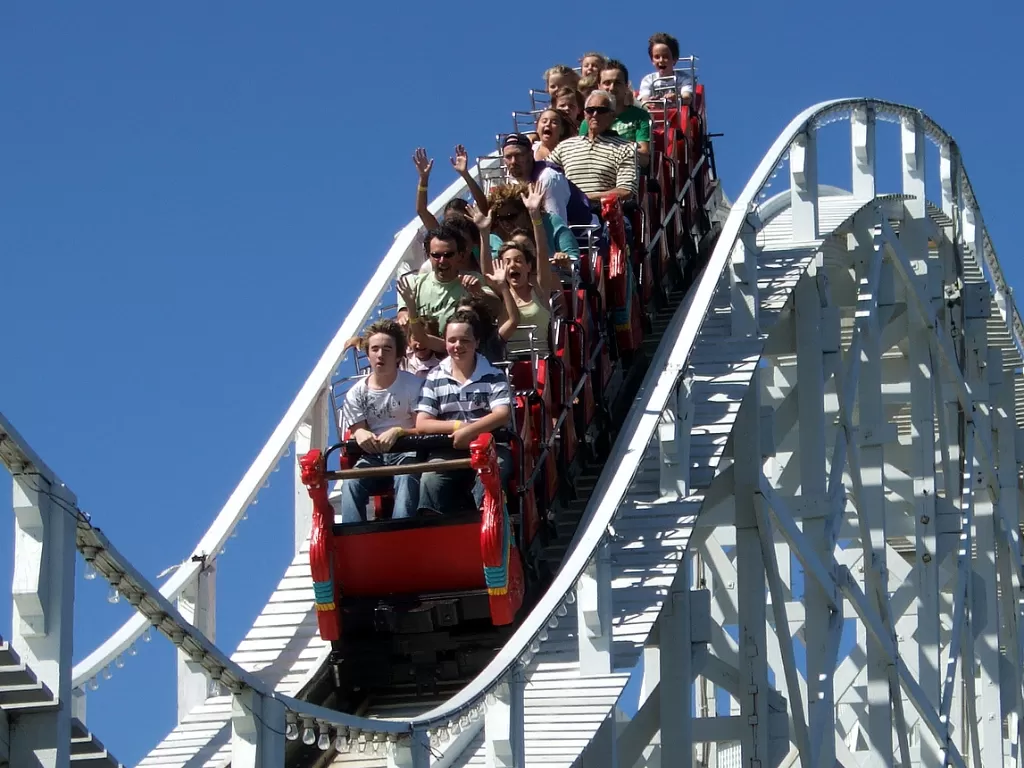 Ilustrasi roller coaster. (wikipedia)