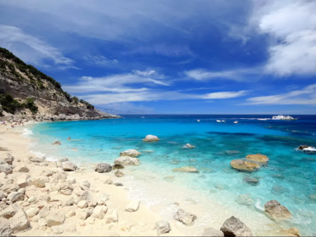 Pantai Sardinia. (sardinianbeaches.com)