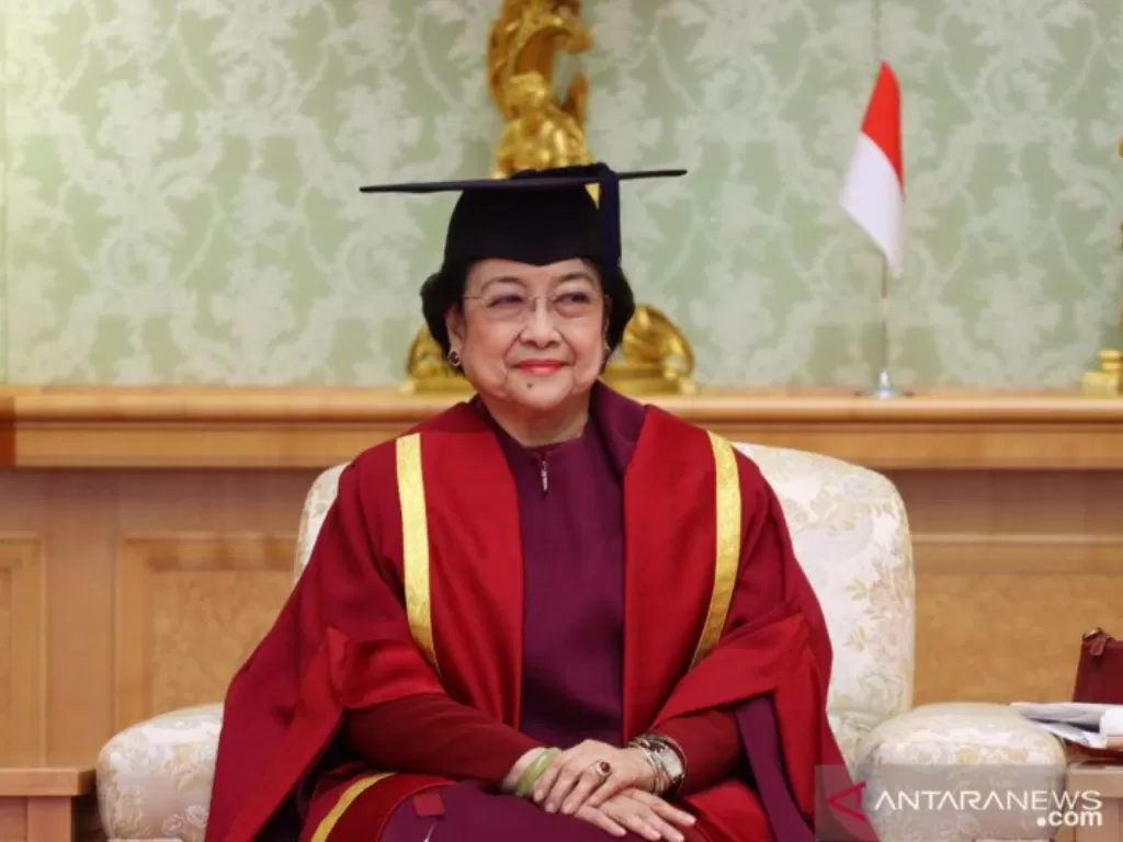 Megawati Soekarnoputi saat menerima gelar Doktor Honoris Causa dari Universitas Soka (ANTARA/HO-Dok PDIP)