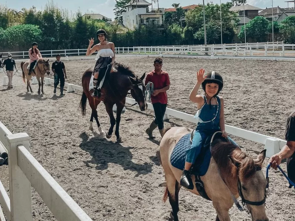 Gisella Anastasia saat menunggangi kuda bersama anaknya Gempi. (Instagram/@Gisel_la)
