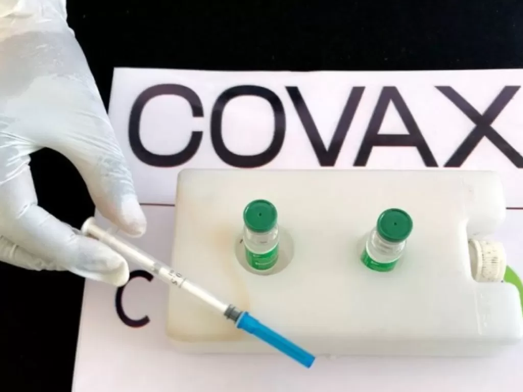 Seorang perawat bersiap untuk memberikan vaksin AstraZeneca/Oxford di bawah skema COVAX terhadap penyakit coronavirus (Covid-19) di Rumah Sakit Umum Eka Kotebe di Addis Ababa, Ethiopia, pada 13 Maret 2021. (photo/Dok. REUTERS)
