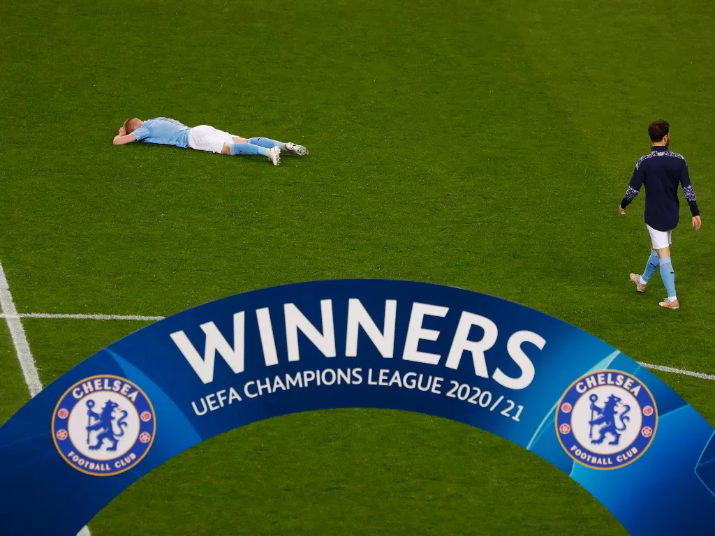 Oleksandr Zinchenko menangis usai dikalahkan Chelsea di final Liga Champions. (photo/REUTERS/Susana Vera)
