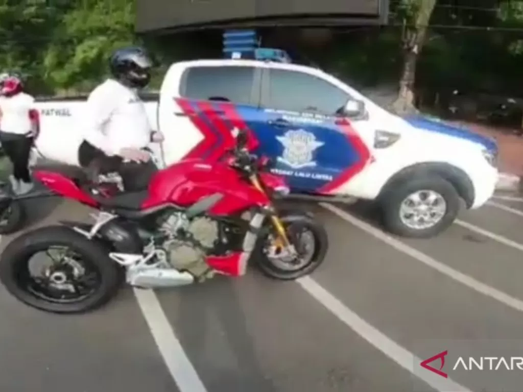 Tangkap layar video viral pengendara motor gede (moge) Ducati yang ditilang petugas meski menggunakan knalpot standar pabrikan. (ANTARA/Instagram).