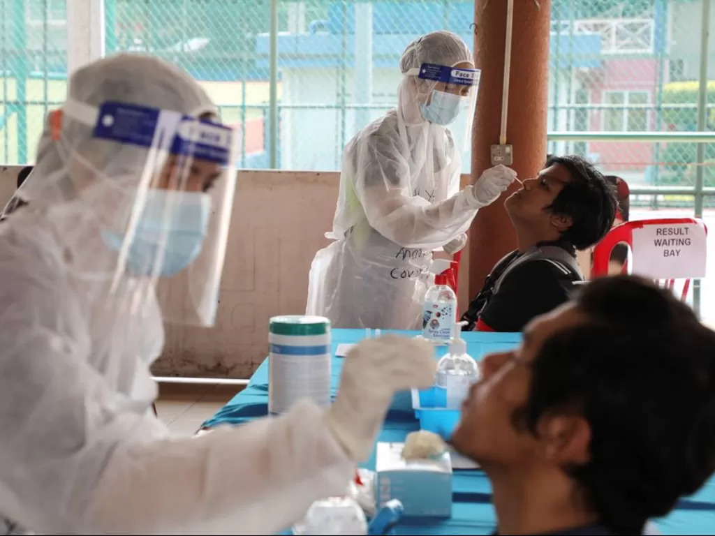 Petugas kesehatan mengambil sampel swab dari warga di Petaling Jaya, Malaysia, 25 Januari 2021. (REUTERS/Lim Huey Teng)