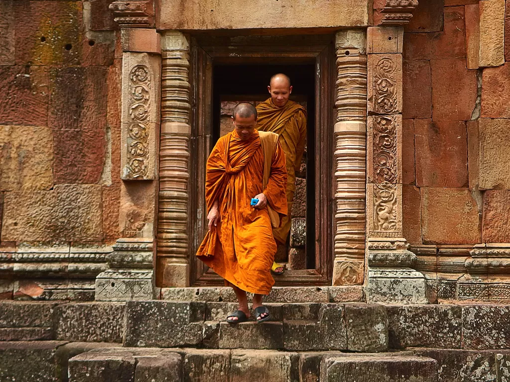 Tampilan biksu yang keluar dari kuil di Thailand. (photo/Ilustrasi/Pexels/Pixabay)