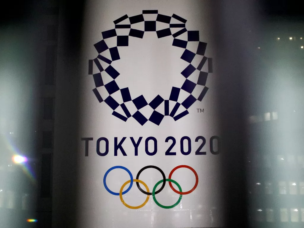 Logo Olimpiade Tokyo, di gedung Kantor Pemerintah Metropolitan Tokyo di Tokyo, Jepang, 22 Januari 2021.  (photo/REUTERS/Issei Kato/File Photo)