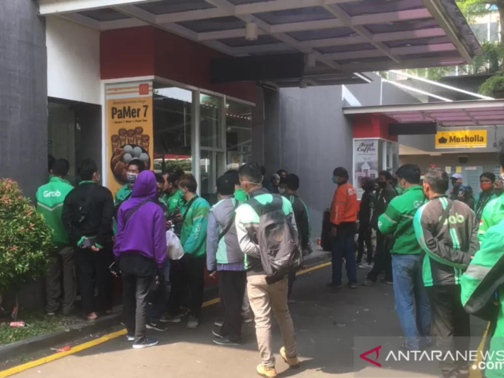Kerumunan antrean pemesanan BTS Meals di McDonalds Artha Gading, Jakarta Utara, Rabu (9/6/2021). (ANTARA/ Abdu Faisal)