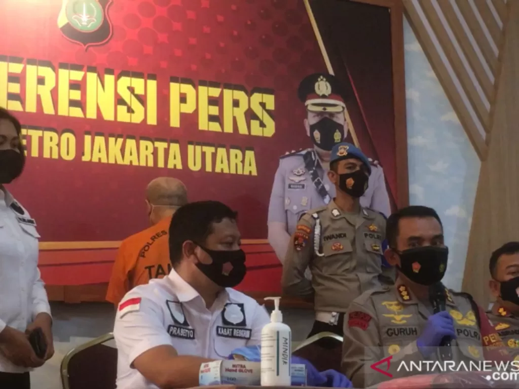 Konferensi pers penangkapan tersangka pelecehan seksual terhadap siswa sebuah Yayasan Pendidikan di Jakarta Utara pada Rabu (9/6/2021). (photo/ANTARA/Abdu Faisal)