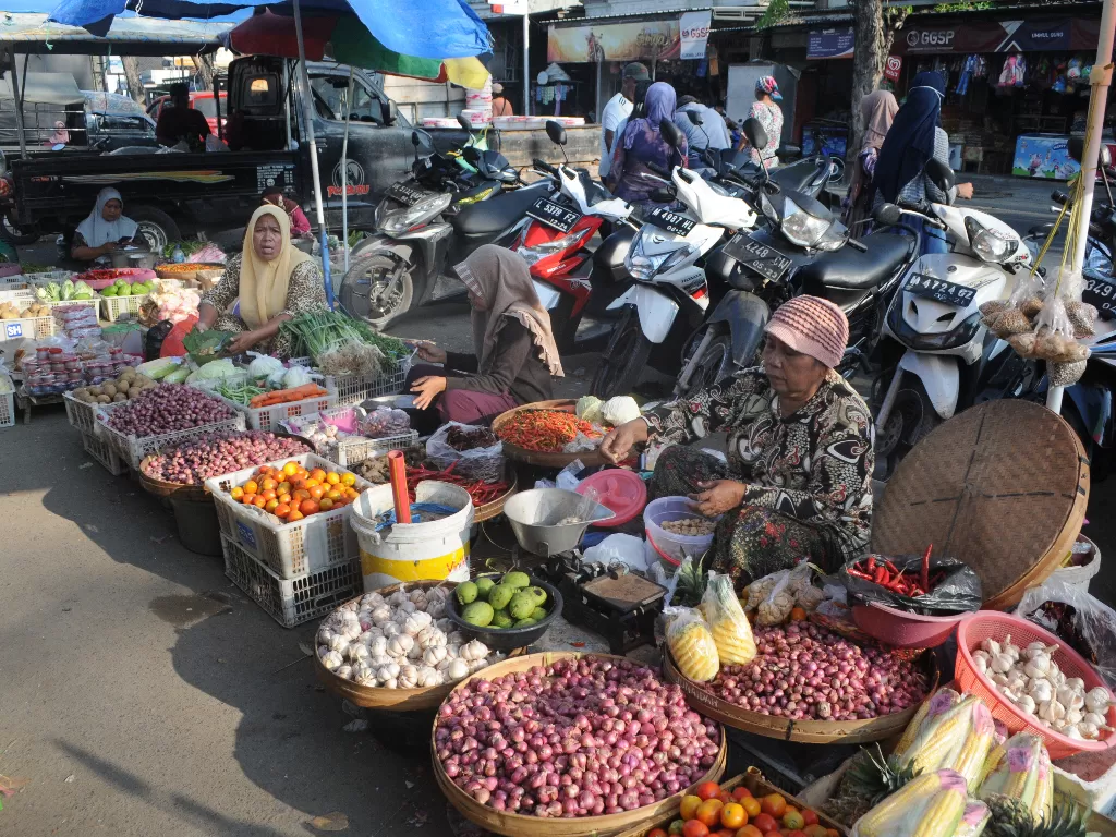 Pedagang sayur mayur di pasar. (Foto: ANTARA/Saiful Bahri)