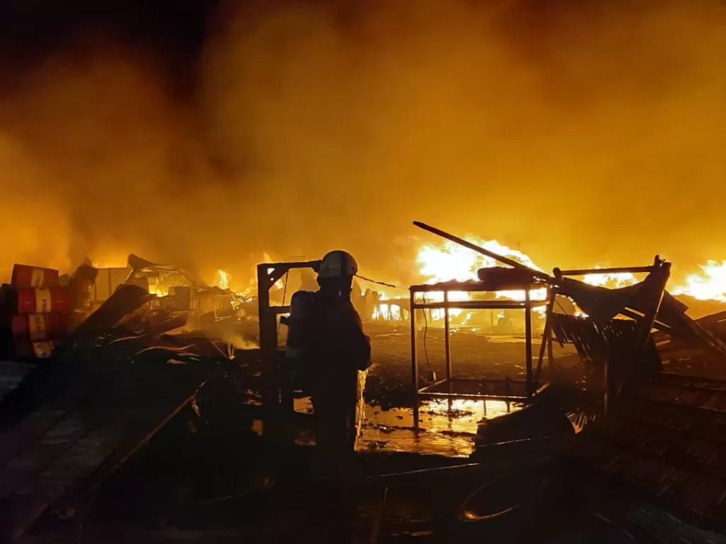 Kebakaran Gudang Bijih Plastik di Jakarta Barat. (Dokumentasi Humas Pemadam Kebakaran DKI Jakarta)