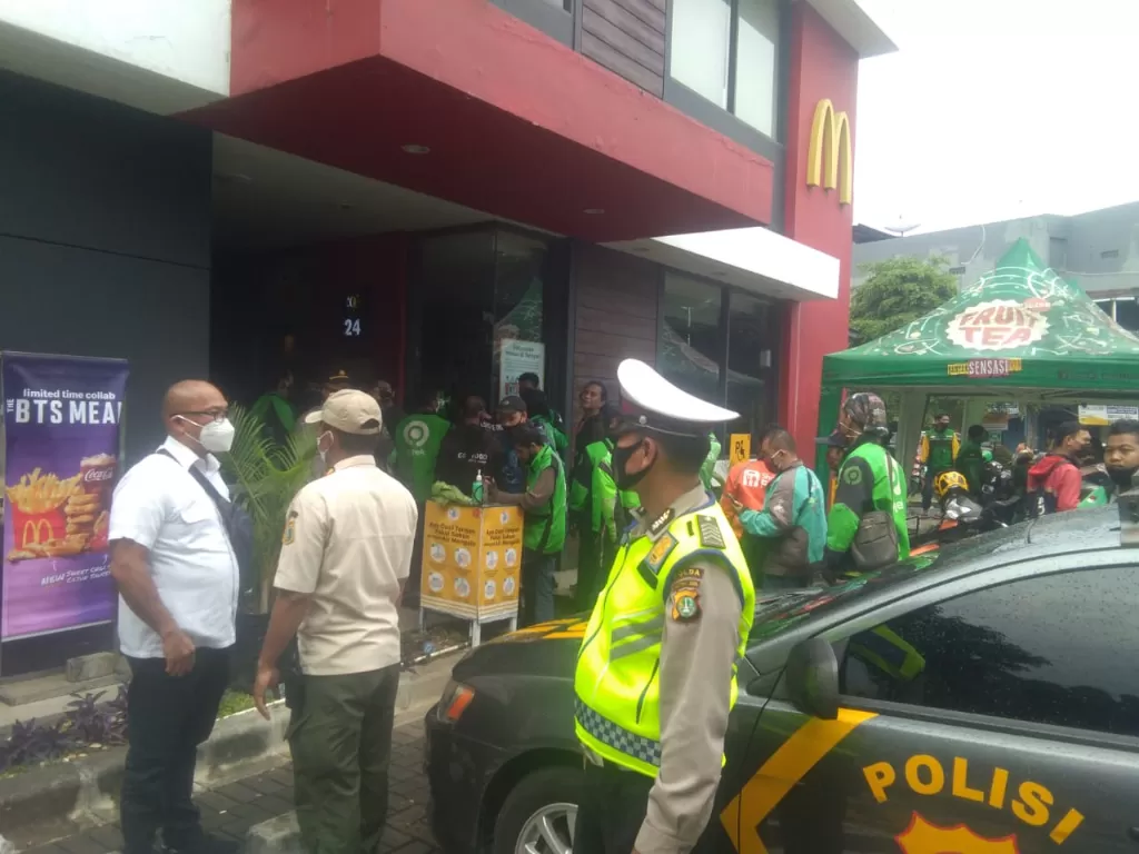 Polisi mengimbau warga yang hendak antri membeli McD di wilayah Otista Jaktim (TMC Polda Metro Jaya).